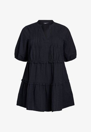 Czarna sukienka o warstwowym kroju z krótkimi bufkami, dekoltem w kształcie litery V oraz subtelnymi fałdami. Wykonana z teksturowanej tkaniny z falbanistym wykończeniem hemu.