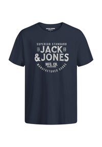 Tamsiai mėlynas medvilninis marškinėliai, trumpomis rankovėmis, apvaliu kaklu. Priekyje yra pilkas tekstas: "SUPERIOR STANDARD JACK & JONES MFG. CO. RUGGED GOODS."