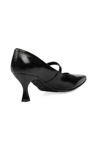 Zapato de tacón alto de charol negro con punta afilada, correa curva sobre el pie y tacón estrecho. Textura suave, acabado brillante.