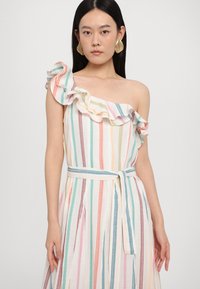 Vestido listrado, com uma alça, decote franzido, cintura cingida e riscas verticais multicoloridas em tecido leve.