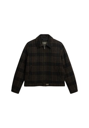 Chaqueta de cuadros negra y marrón con cuello, cierre frontal y dos bolsillos laterales. Fabricada en tejido texturizado; presenta un diseño recortado y una etiqueta de marca.