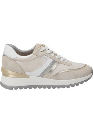 Sneakers beige e bianchi con accenti argento e oro, materiali in suede e pelle, design con lacci e suola spessa e testurizzata in gomma.