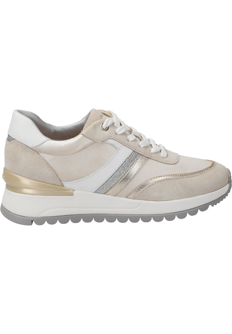 Sneakers beige e bianchi con accenti argento e oro, materiali in suede e pelle, design con lacci e suola spessa e testurizzata in gomma.