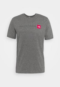 Šedé bavlněné tričko s krátkým rukávem, na kterém je nápis "NEVER STOP EXPLORING" a červené logo na levé straně hrudi.