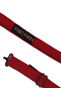 Roter Stoffriemen mit geriffelter Textur. Verfügt über eine schwarze Schnalle und ein schwarzes Etikett mit "FABIO FARIN" in goldener Schrift.