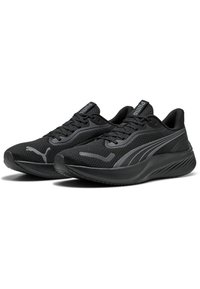 Zapatos deportivos negros con parte superior de malla, con acentos grises y una suela texturizada. Incluyen cordones y un collarín acolchado para mayor soporte.