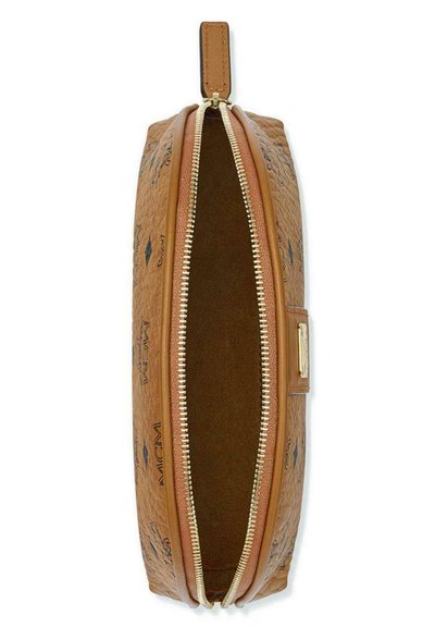 Bruine lederen ritszak met reliëfpatronen, een gladde textuur en gouden hardware. Interieur in donkere stof. Rits loopt langs de bovenkant.