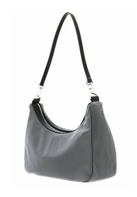 Sac à épaule en nylon gris à texture lisse, doté d'une fermeture éclair argentée brillante et d'une sangle en cuir noir avec des accents métalliques argentés.