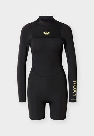 Schwarzer Neoprenanzug mit langen Ärmeln und kurzem Bein, hohem Kragen, gelbem Roxy-Logo auf der Brust und gelbem "ROXY"-Schriftzug auf dem linken Unterarm.