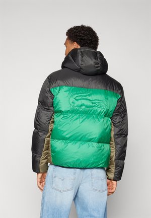 Pufferjack met een zwarte bovenkant, groene middelste deel en olijfgroene zijkanten. Inclusief een capuchon en een gewatteerde textuur voor warmte.