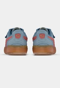 Modri semiš športni copati s rosa detajli, zaokrožene oblike, gumijastim podplatom in izpostavljenim logotipom na peti.