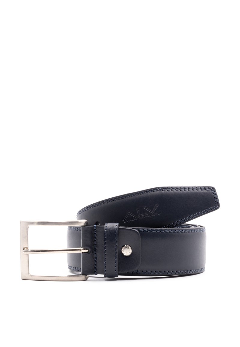 Granatowy skórzany pasek o gładkiej fakturze, wykończony przeszyciami i srebrną metalową klamrą. Posiada markowy akcent w pobliżu klamry.