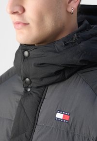 Tommy Jeans TWO TONE - Manteau en duvet - black