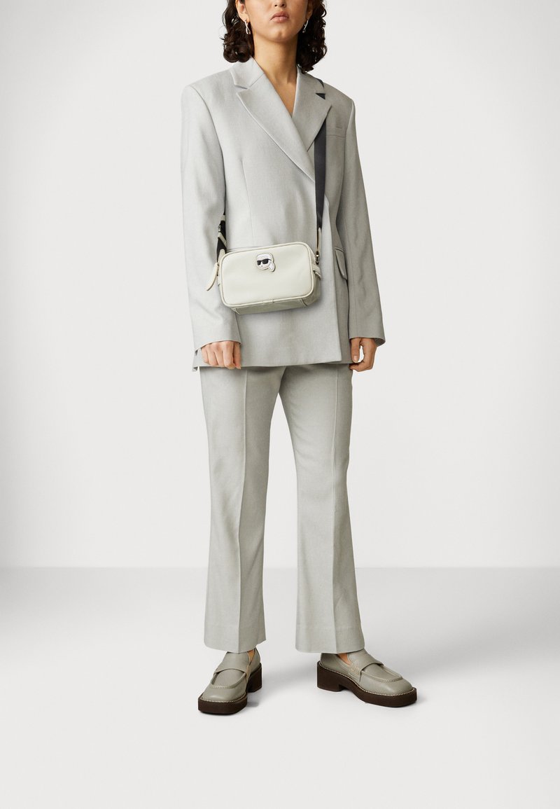 KARL LAGERFELD IKONIK CAMERA BAG Across body bag almond/offwhite