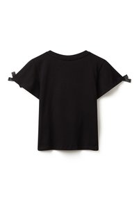 Černé krátké tričko s krátkým rukávem, na každém rukávu jsou uvázané malé černé mašle, zobrazené zezadu na bílém pozadí.