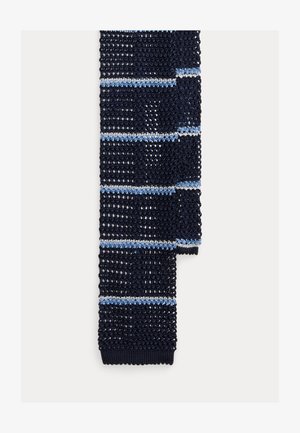 Marineblaue Strickkrawatte mit offenem Muster und hellblauen horizontalen Streifen, auf einem weißen Hintergrund präsentiert.