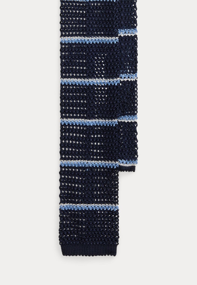 Navyblauwe gebreide stropdas met een openweefpatroon en lichtblauwe horizontale strepen, weergegeven tegen een witte achtergrond.