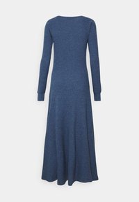 Robe en maille bleue à manches longues et longueur cheville, avec un corsage ajusté et une jupe évasée, vue de dos sur un fond uni.