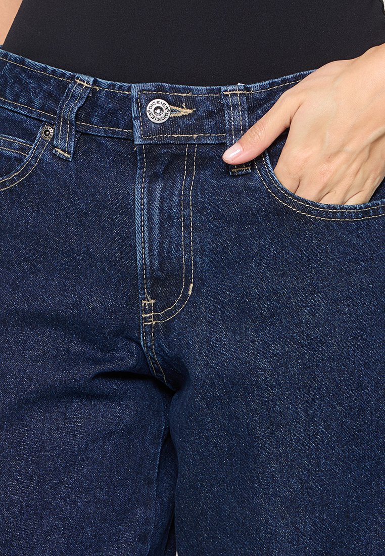 Jeans in denim blu scuro con taglio dritto, dotati di chiusura con bottone, tasche frontali e dettagli di cucitura a vista.