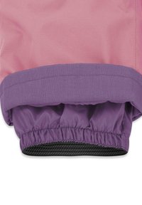 Rosa Stoff mit einem lila elastischen Bündchen. Das Bündchen weist eine geraffte Textur auf und hat ein schwarzes Netzfutter darunter. Insgesamt ein glattes, strapazierfähiges Material.