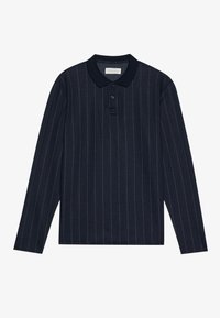 Marineblå langærmet polo med klassisk krave, prydet med tynde hvide lodrette striber og tre-knap lukning. Blødt tekstureret stof.