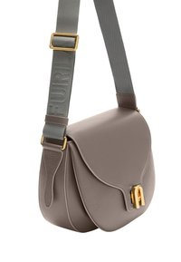 Sac bandoulière en cuir taupe avec rabat incurvé, fermoir en or et bandoulière en tissu gris ajustable portant un logo en relief.