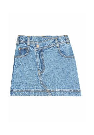 Blå denim mininederdel med forlommer, bæltestropper og lukning med knap på hvid baggrund.