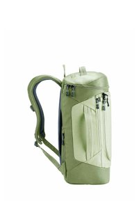 Mochila verde con forma estructurada, textura de tela, cremalleras dobles y correas acolchadas para mayor comodidad. Cuenta con bolsillos laterales para almacenamiento.