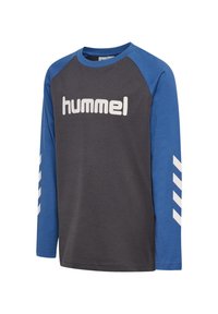 Långärmad skjorta med en mörkgrå kropp och blå raglansärmar. Vitt "hummel"-logotyp på framsidan och vitt chevronmönster på ärmarna.