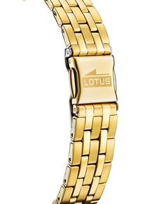 Pulsera de reloj de metal en tono dorado con un acabado pulido, diseño de eslabones con eslabones cuadrados y un cierre con el logo "LOTUS".