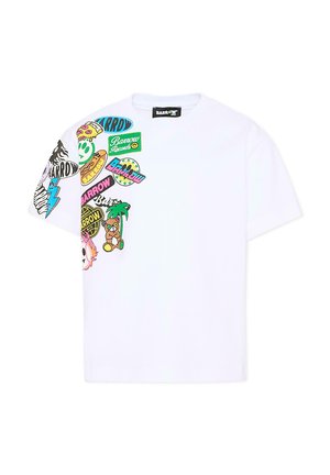 Maglietta bianca a maniche corte con grafiche colorate in stile patch che includono pizza, palma, orsacchiotto e la scritta "Barrow" sulla parte superiore sinistra davanti e sulla manica sinistra.