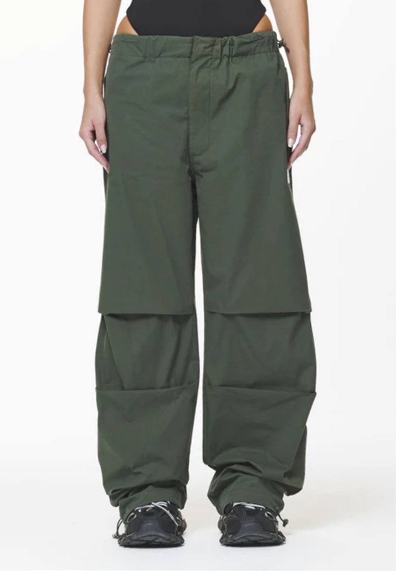 Pegador - ASKOY TOWER SKYDIVER TRACK PANTS - Stoffhose - sage green, Vergrößern