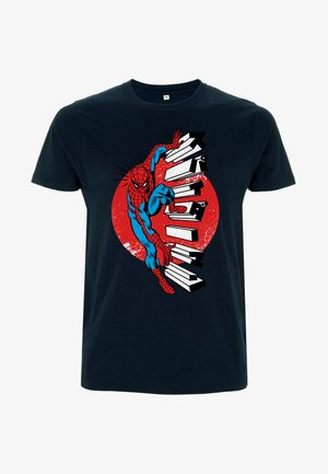 Marineblåt t-shirt med et rødt cirkulært grafisk design, der viser Spider-Man i blå og rød, omgivet af sort stiliseret tekst og hvide detaljer.