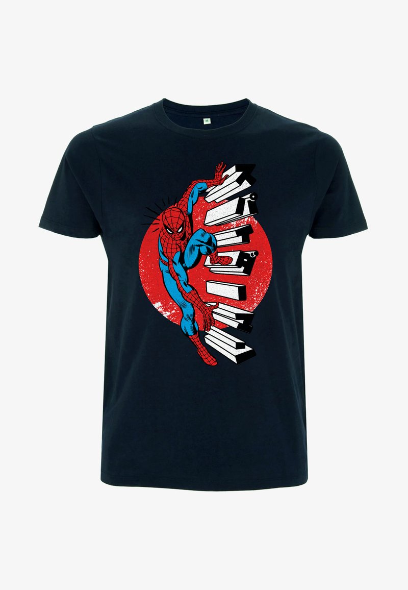 Camiseta navy con un gráfico circular rojo que presenta a Spider-Man en azul y rojo, rodeado de texto estilizado en negro y acentos blancos.