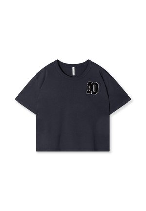 T-shirt cropped blu navy in cotone, con numero "10" ricamato in texture sul lato sinistro del petto e collo giroclassico.