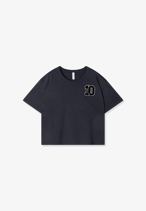 Mørkeblå cropped t-shirt lavet af bomuld, med et struktureret broderet tal "10" på venstre bryst og en klassisk rund halsudskæring.