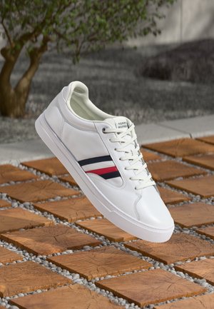 Tommy Hilfiger ICON COURT  STRIPES - Športni copati - white