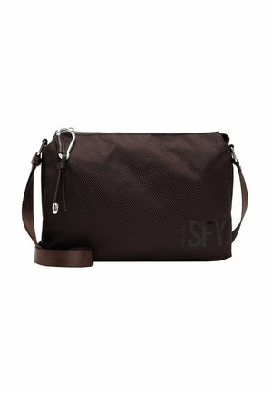 Sac à bandoulière marron foncé texturé, avec sangle réglable, fermeture éclair et logo embossé discret dans le coin inférieur droit.