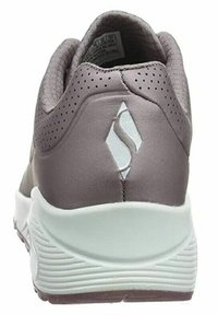 Scarpa da ginnastica grigia con tomaia texture, dettagli perforati e una suola intermedia bianca. Il retro presenta un logo e una forma slanciata.