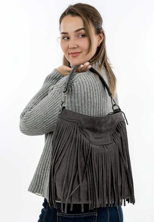Graue Wildlederhandtasche mit langen Fransen, einer strukturierten Form und einem kurzen Henkel. Mit silbernen Beschlägen und gestickten Details auf der Vorderseite.