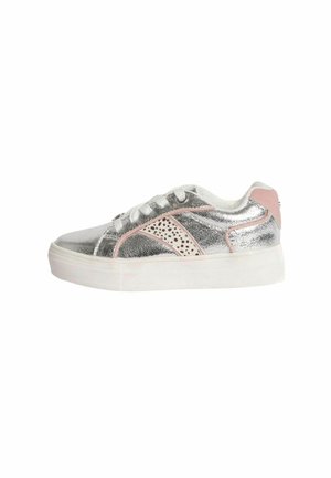 Srebrne metaliczne sneakersy z różowymi akcentami, z perforowanym wzorem po boku, białą podeszwą i tradycyjnym zapięciem na sznurówki.