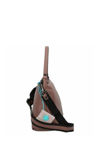 Braune Lederhandtasche mit strukturierter Oberfläche. Verfügt über einen langen, verstellbaren Trageriemen, schwarze Akzente und ein türkisfarbenes Detail nahe dem Reißverschluss.