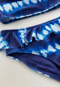 Blauw-wit tie-dye bikini set met gerimpelde accenten, gemaakt van gladde, rekbare stof. Bevat een slip-on ontwerp en een aansluitende snit.