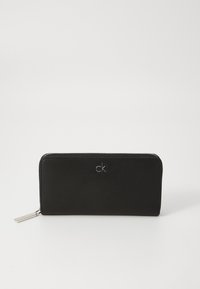 Czarny skórzany portfel o eleganckim prostokątnym kształcie, z wytłoczonym logo "ck" z przodu oraz srebrną zapięciem.