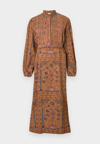 Ruda su ilgomis rankovėmis ir gėlių raštais, rauktu liemeniu bei aukštu apykakliu. Turi sudėtingų detalių ir juosiamą juostą juosmenyje.