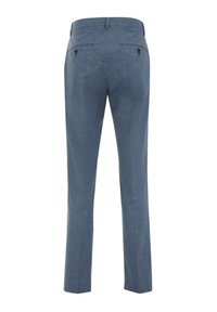 Blauwe taps toelopende broek van een lichtgewicht stof. Voorzien van twee achterzakken met bruine knopen en een textuurafwerking.