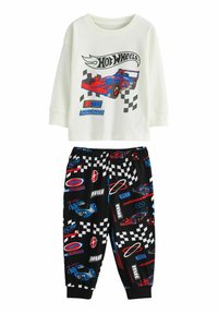 Zestaw piżamowy Hot Wheels zawierający biały t-shirt z długim rękawem z niebieską grafiką samochodu oraz czarne spodnie w kratę z kolorowymi motywami wyścigowymi.