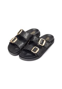 Chanclas negras con dos amplias correas acanaladas que presentan patrones recortados, hebillas doradas y una plantilla texturizada. Diseño de suela plana.