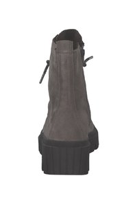 Stivaletti alla caviglia in suede grigio con suola in gomma testurizzata e zip laterale. Presentano una punta arrotondata e un design con zeppa chunky.