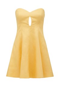 Šaty bez ramínek ve žluté barvě, ve tvaru A, s předním výstřihem ve tvaru klíče a přiléhavým trupem, které se rozšiřují do hladké sukně.